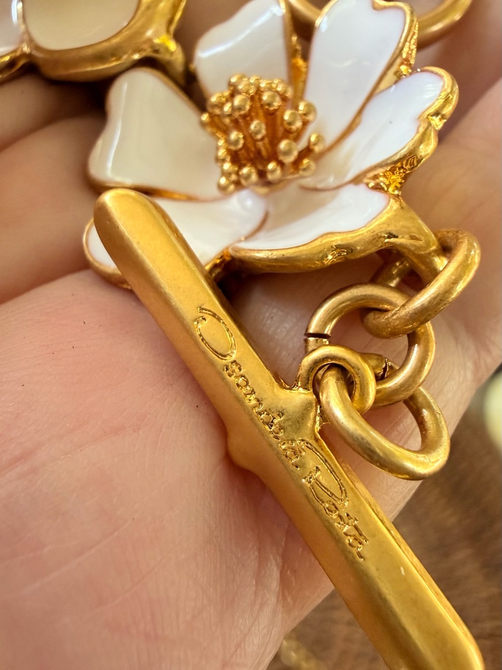 OSCAR DE LA RENTA White/Gold Enamel Flower Gardenia Bracelet Toggle / Signed - Picture 12 of 13